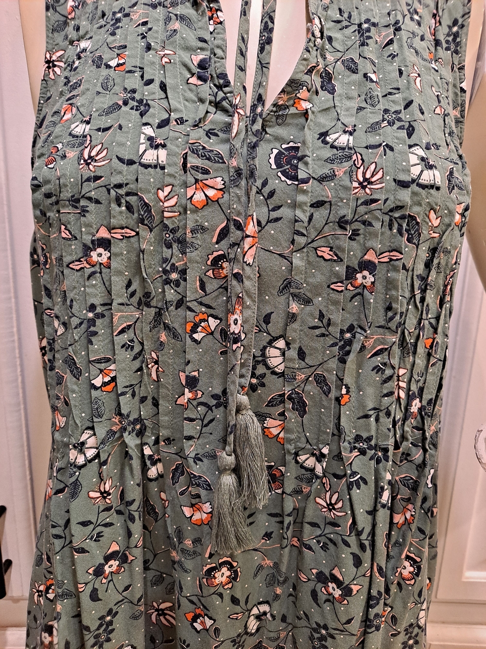 Old Navy Olive Green White Black Floral Mini Dress Boho Pleated Sleeveless - Picture 3 of 10